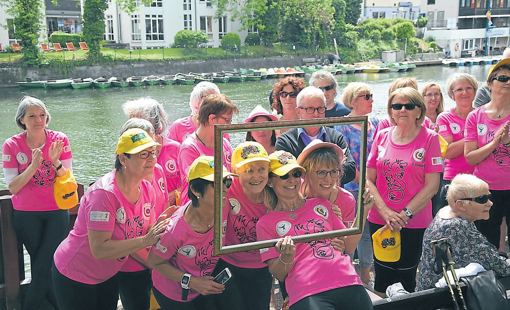 Taufe 2. Boot der Pink Paddler - Foto aus dem GEA Reutlinger Generalanzeiger