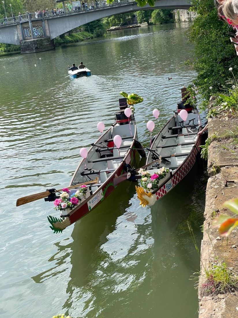 Pink PaddlerInnen Tübingen taufen neues Boot am 05.05.2023